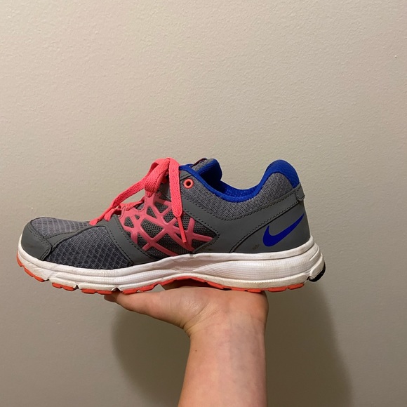 nike tennis shoes - Picture 3 of 8